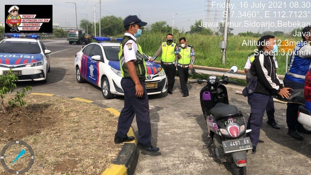 Tak Pakai Helm dan Masker, Pengendara Motor Ini Nyasar Lewat Tol