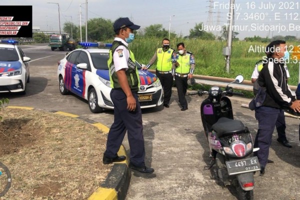 Tak Pakai Helm dan Masker, Pengendara Motor Ini Nyasar Lewat Tol