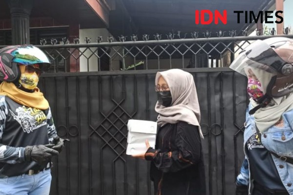 Bagi-bagi Nasi Kotak Pasien Isoman Bikin Terharu Warga Balikpapan