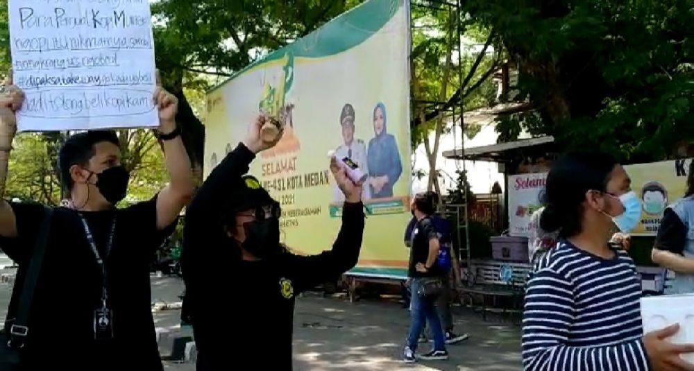 Protes PPKM Darurat, Para Penjual Kopi Medan Jualan di Titik Nol
