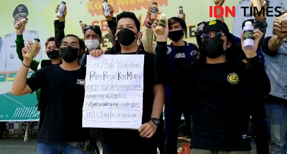 Protes PPKM Darurat, Para Penjual Kopi Medan Jualan di Titik Nol