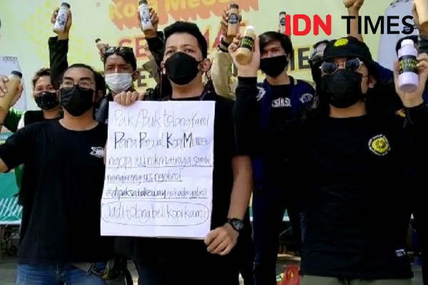 Protes PPKM Darurat, Para Penjual Kopi Medan Jualan di Titik Nol
