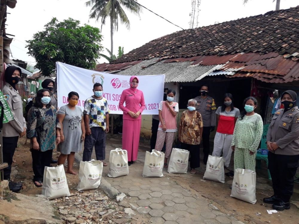 Polda Lampung Bagi 3.721 Paket Sembako ke Warga Terdampak PPKM Darurat