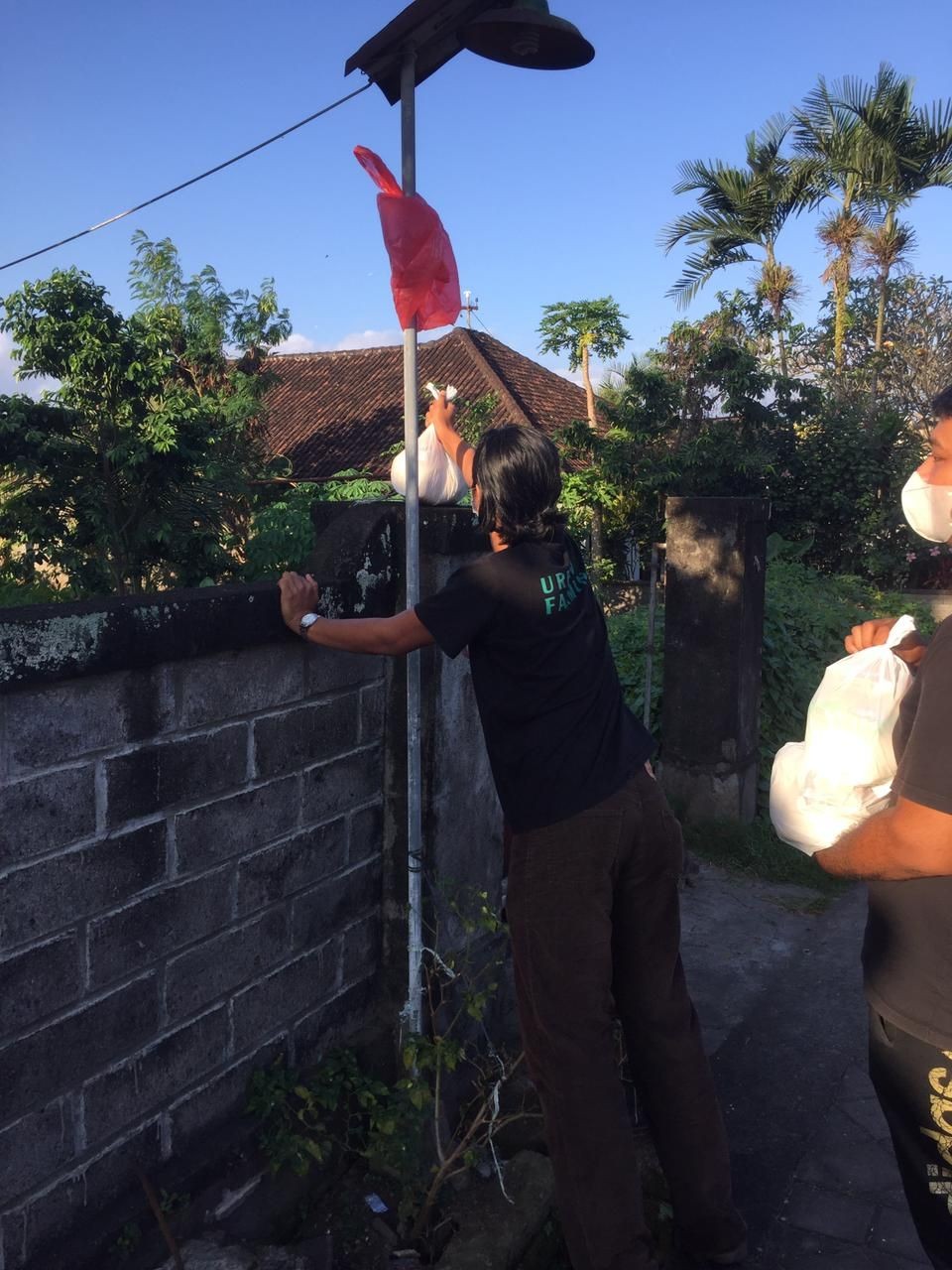 Gerakan Sukarelawan Tolong Isoman, Jual Keris hingga Relakan Tabungan