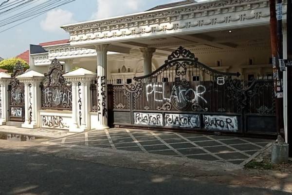 Viral Rumah Di Palembang Coretan, Pagar Tertulis Pelakor