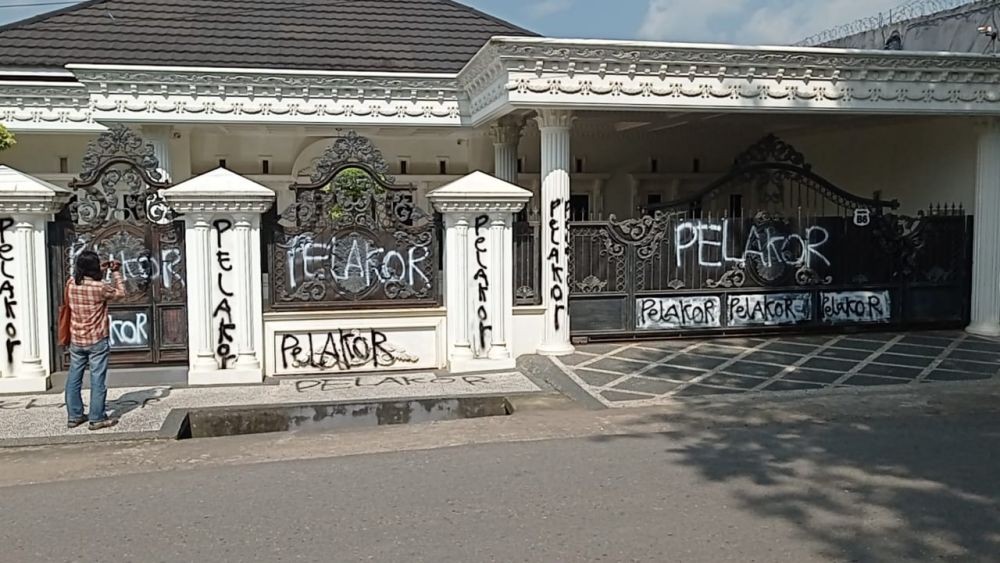 Viral Rumah Mewah Palembang Coretan Vandalisme, Pagar Tertulis Pelakor