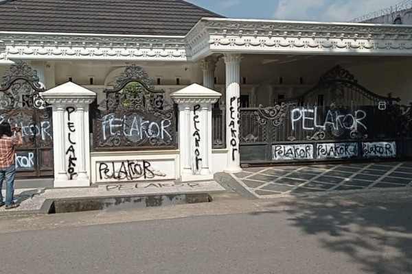Viral Rumah Mewah di Palembang Pagar dan Dinding Tertulis Pelakor