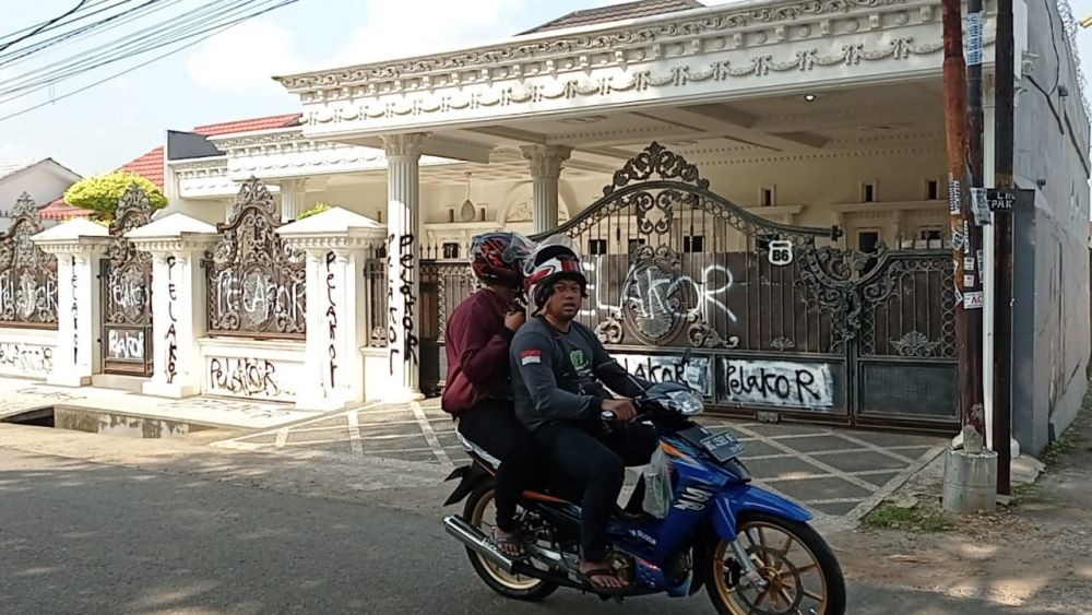 Viral Rumah Mewah Palembang Coretan Vandalisme, Pagar Tertulis Pelakor