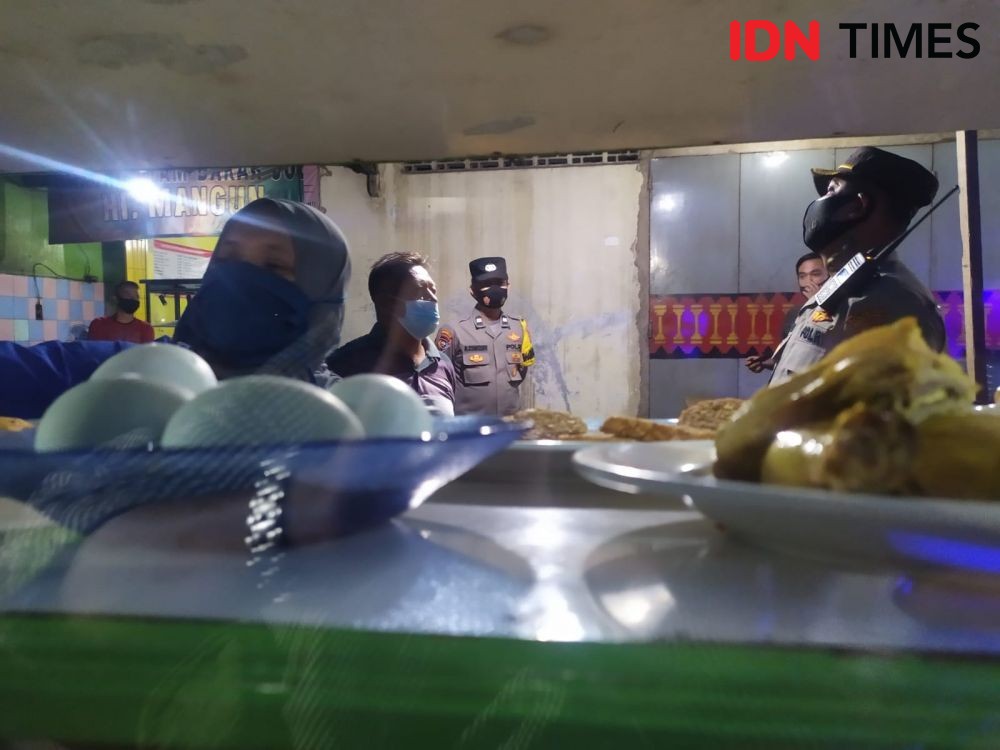 PPKM Darurat, Penjual Nasi Goreng Semringah Dagangan Diborong Polisi 