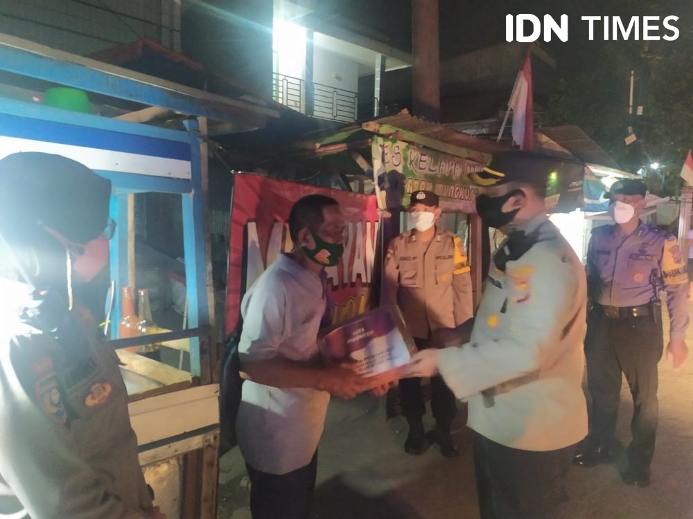PPKM Darurat, Penjual Nasi Goreng Semringah Dagangan Diborong Polisi 
