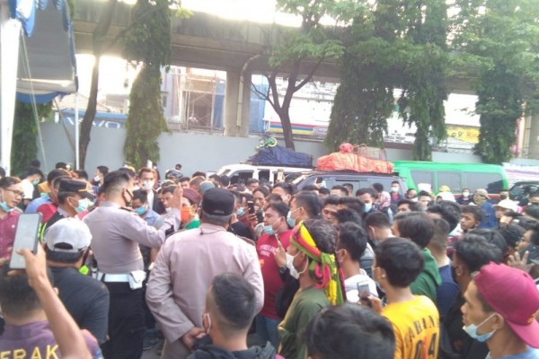 Ratusan Kendaraan Pemudik di Pelabuhan Merak Diputarbalikkan