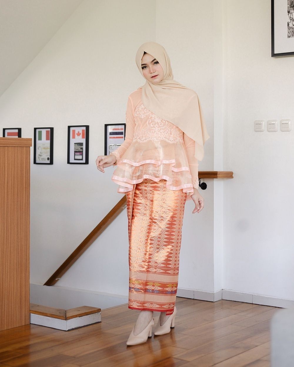 9 Pilihan Kebaya Hijab Warna Peach, Memikat bak Putri Disney