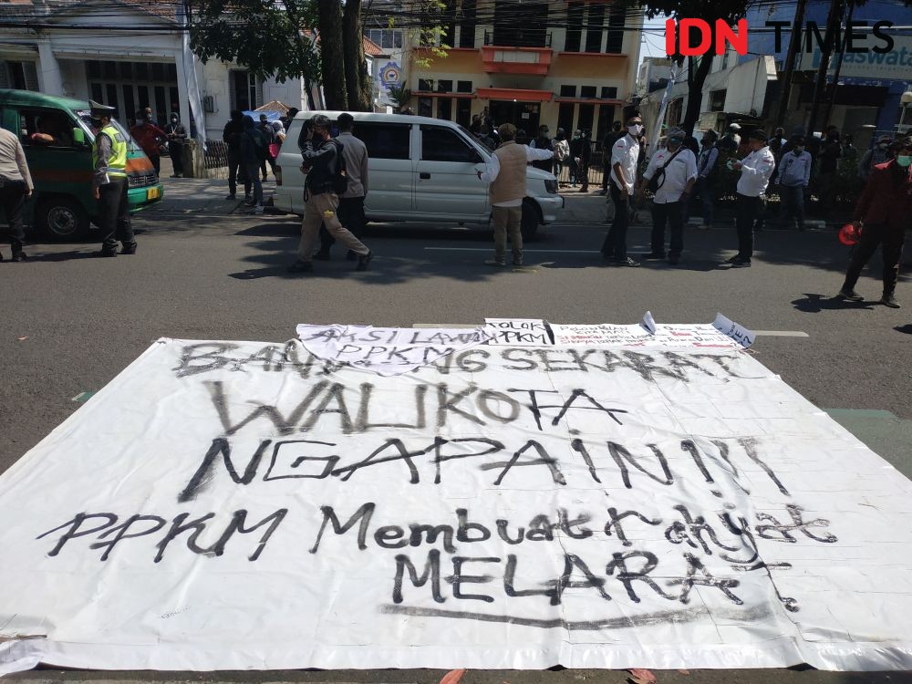 Pedagang, Ojol, hingga Mahasiswa di Bandung Demo Tolak PPKM