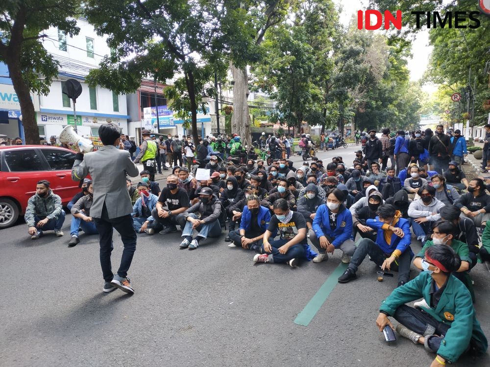 Demo Tolak PPKM di Bandung Rusuh, Polisi Amankan 150 Orang 