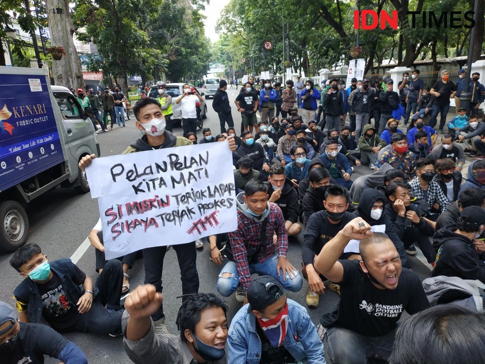 Demo Tolak PPKM di Bandung Rusuh, Polisi Amankan 150 Orang 