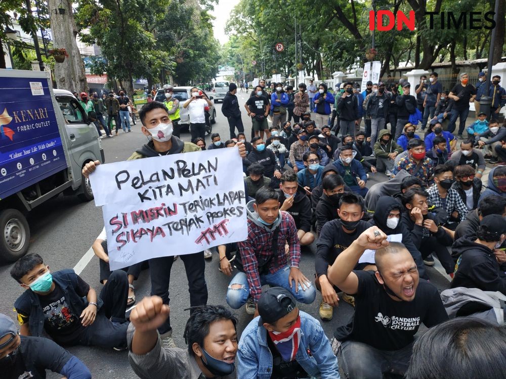 Pedagang, Ojol, hingga Mahasiswa di Bandung Demo Tolak PPKM