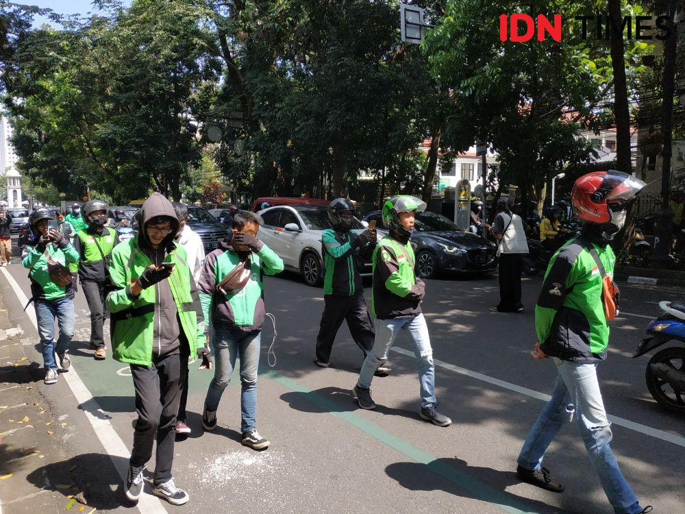 Pedagang, Ojol, hingga Mahasiswa di Bandung Demo Tolak PPKM