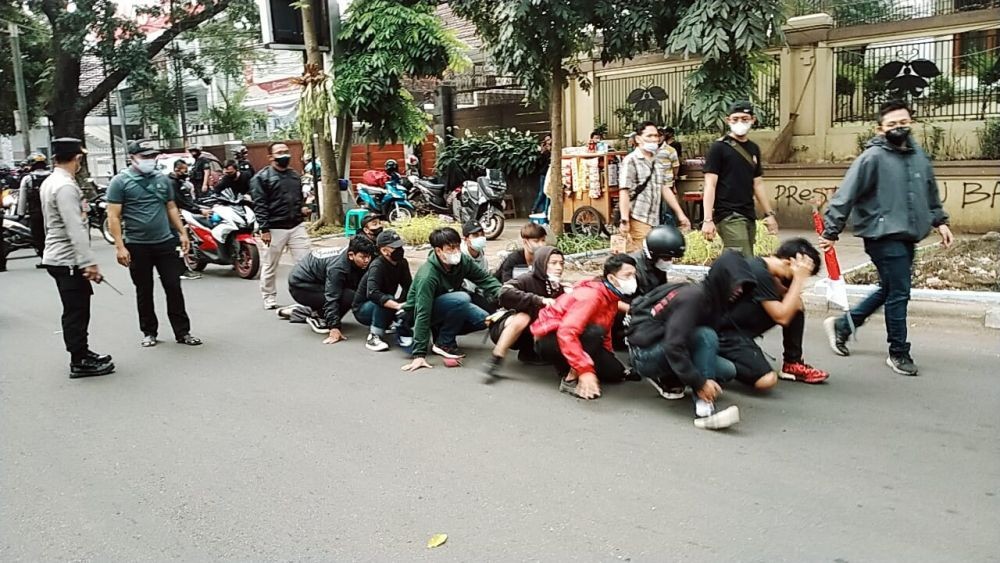 Bawa Senjata Api, Polisi Amankan 3 Pendemo Tolak PPKM di Bandung