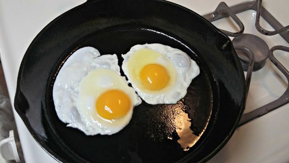 Penggemar Pedas Wajib Cobain! Resep Telur Ceplok Saus Padang