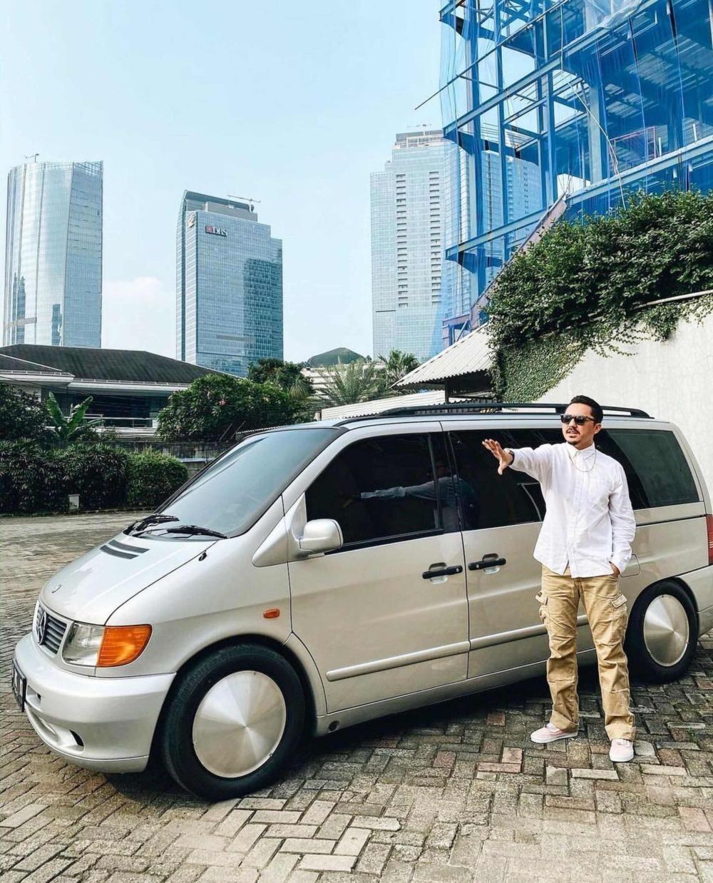 Angkut Pasien COVID, 10 Potret Merci Omesh yang Disulap Mobil Darurat