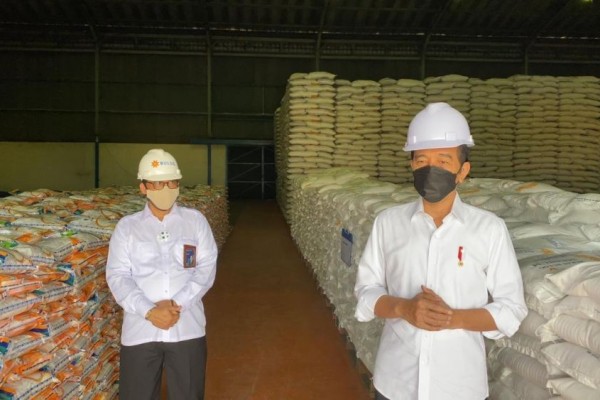 Bansos Beras Segera Disalurkan, Jokowi: Stok Beras 1,3 Juta Ton Cukup