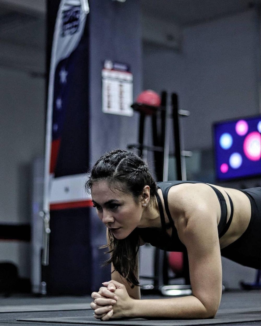 10 Pesona Hot Mom Antara Sophia Latjuba dan Wulan Guritno saat Workout