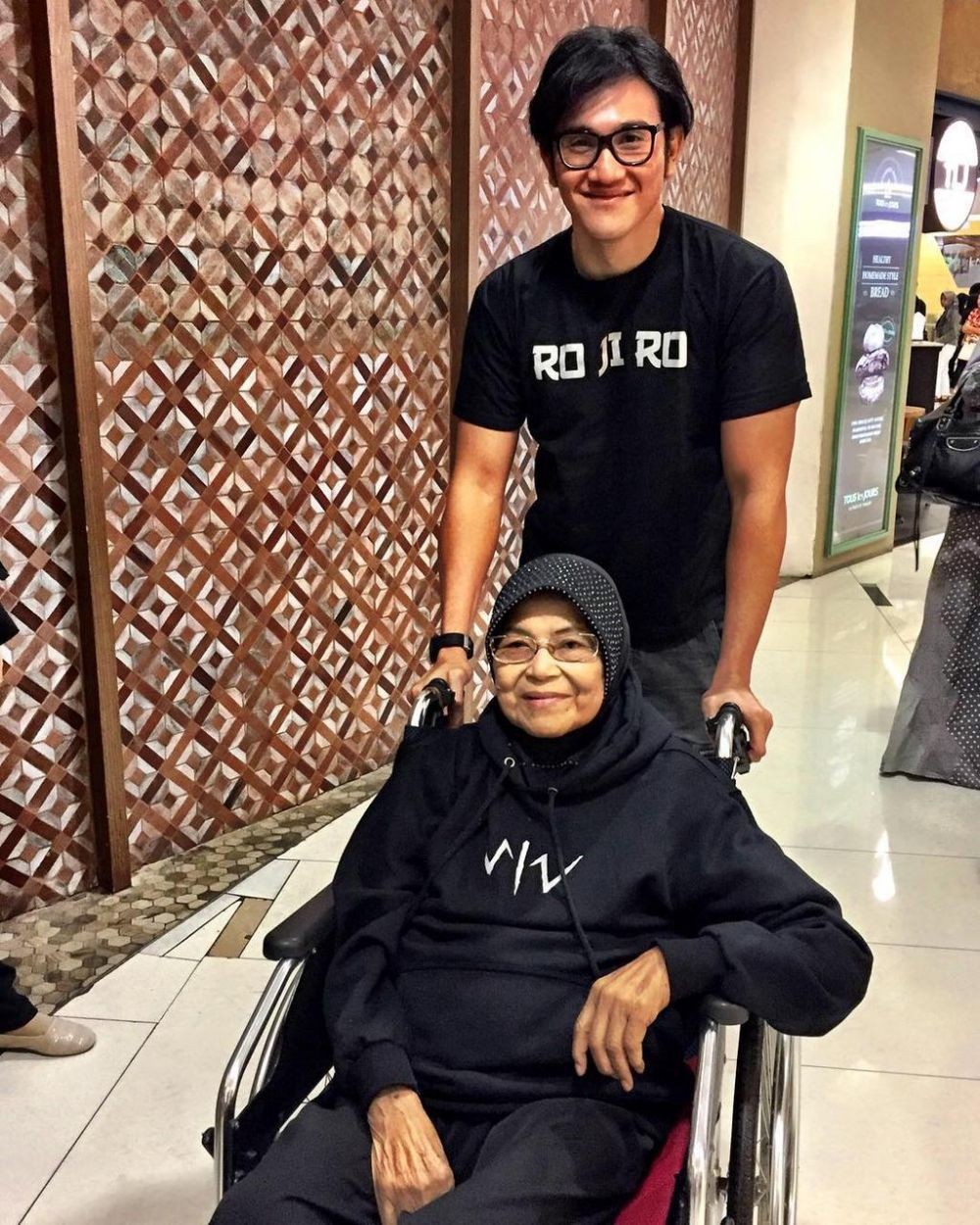 Bikin Meleleh! 9 Potret Aktor jadi Anak Kesayangan Sang Bunda