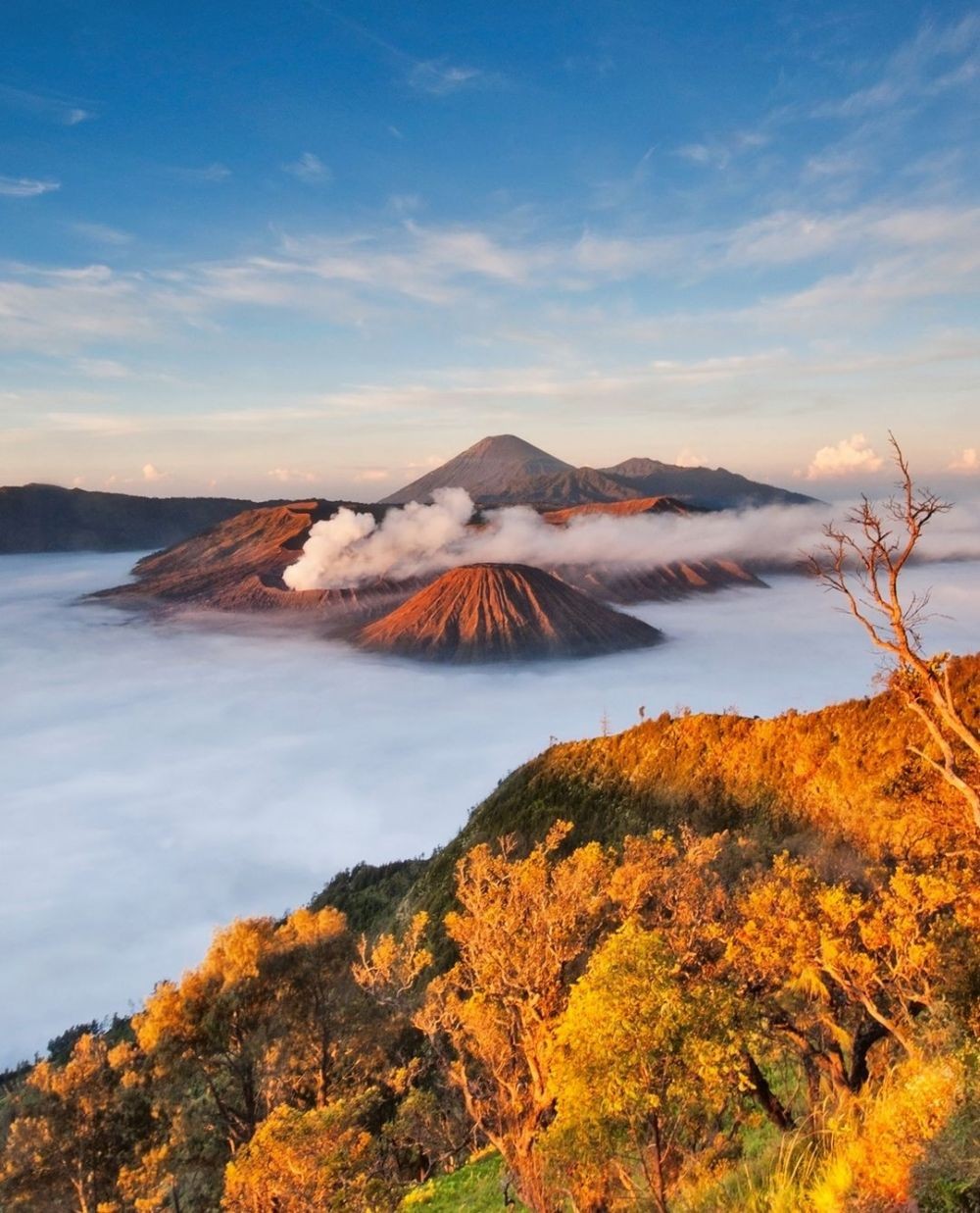 10 Gunung dengan Pemandangan Terbaik di Indonesia