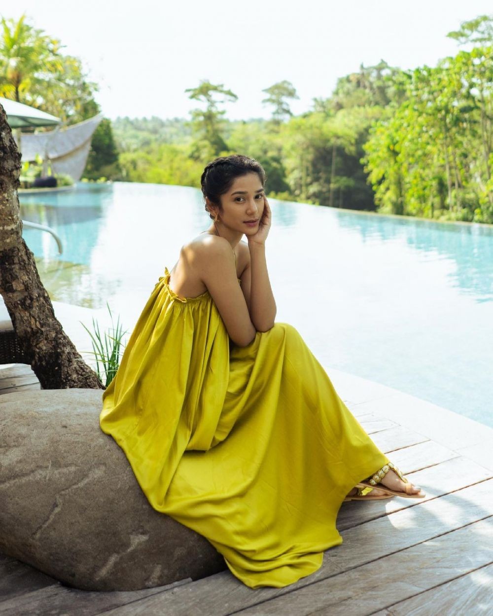Bugar Abis! 10 Potret Liburan Fanny Ghassani Bikin Terhipnotis
