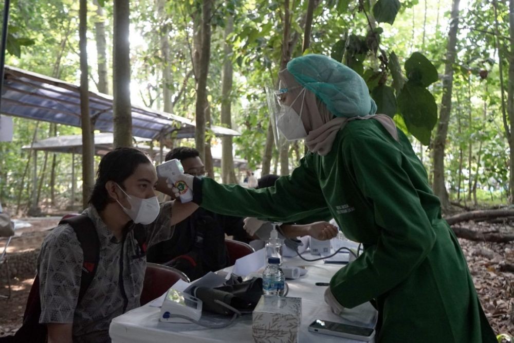 Unik, Vaksinasi bagi Mahasiswa UGM Diselenggarakan di Hutan Mini