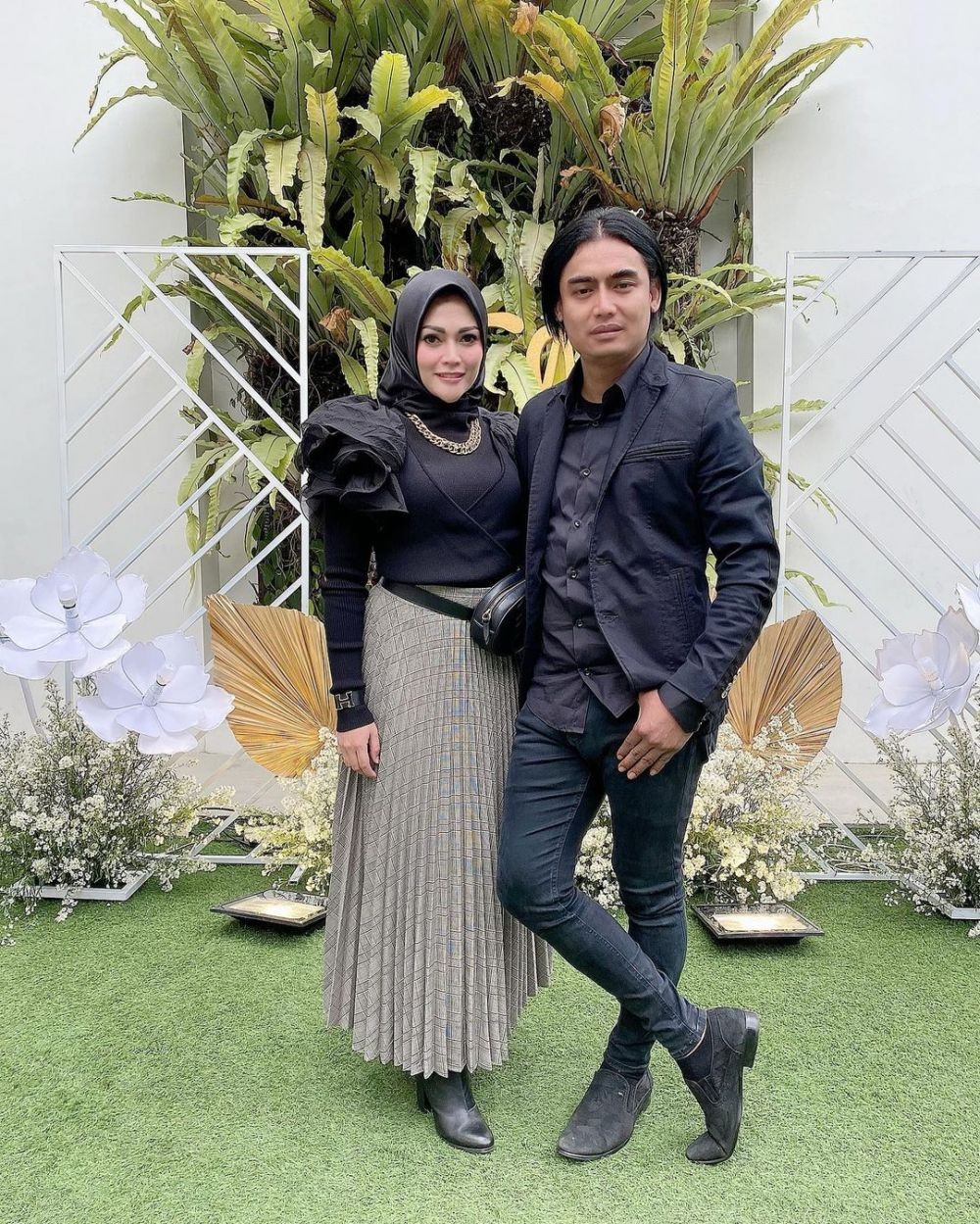 Jadi Perhatian Tamu, 9 Style Kondangan Istri Anak Band Populer