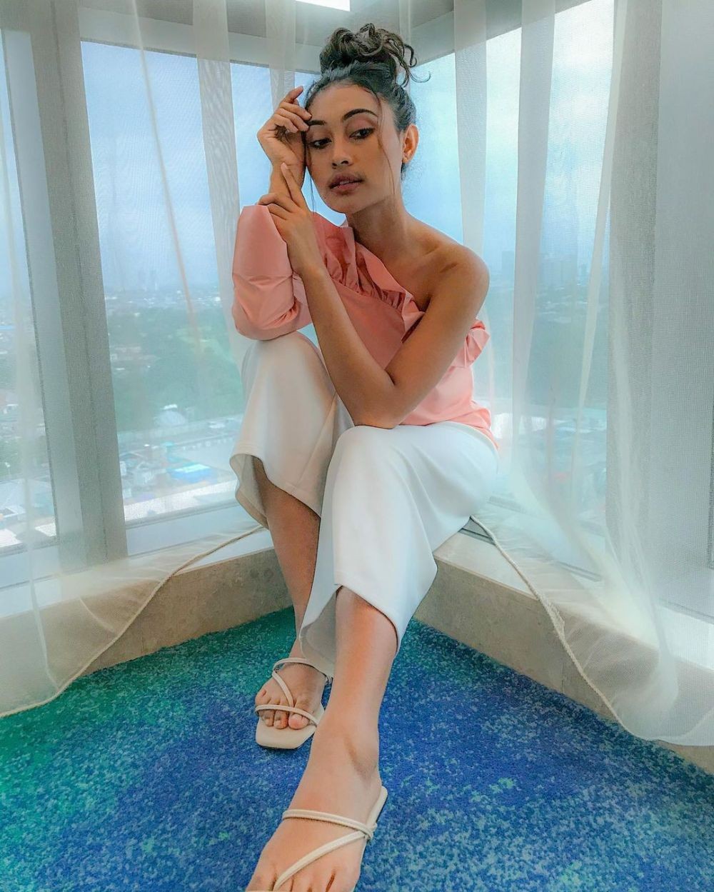 Padu Padannya Unik! 9 Inspirasi OOTD ala Novia Bachmid