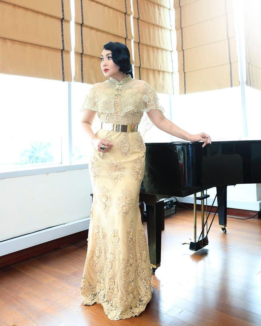 Jadi Perhatian Tamu, 9 Style Kondangan Istri Anak Band Populer