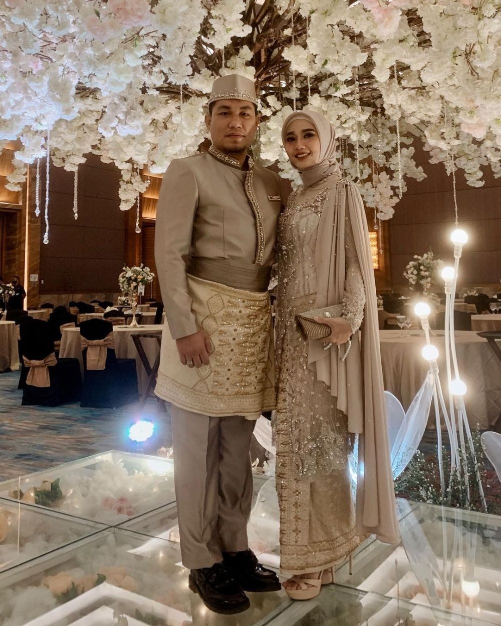 Jadi Perhatian Tamu, 9 Style Kondangan Istri Anak Band Populer