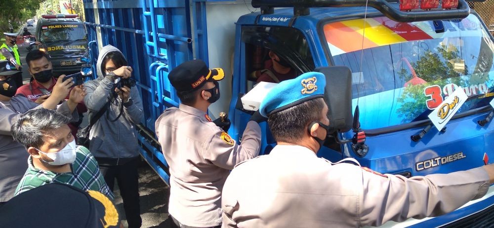 Jumat Barokah, Polisi Langkat Bagi-bagi Nasi Kotak untuk Pengendara