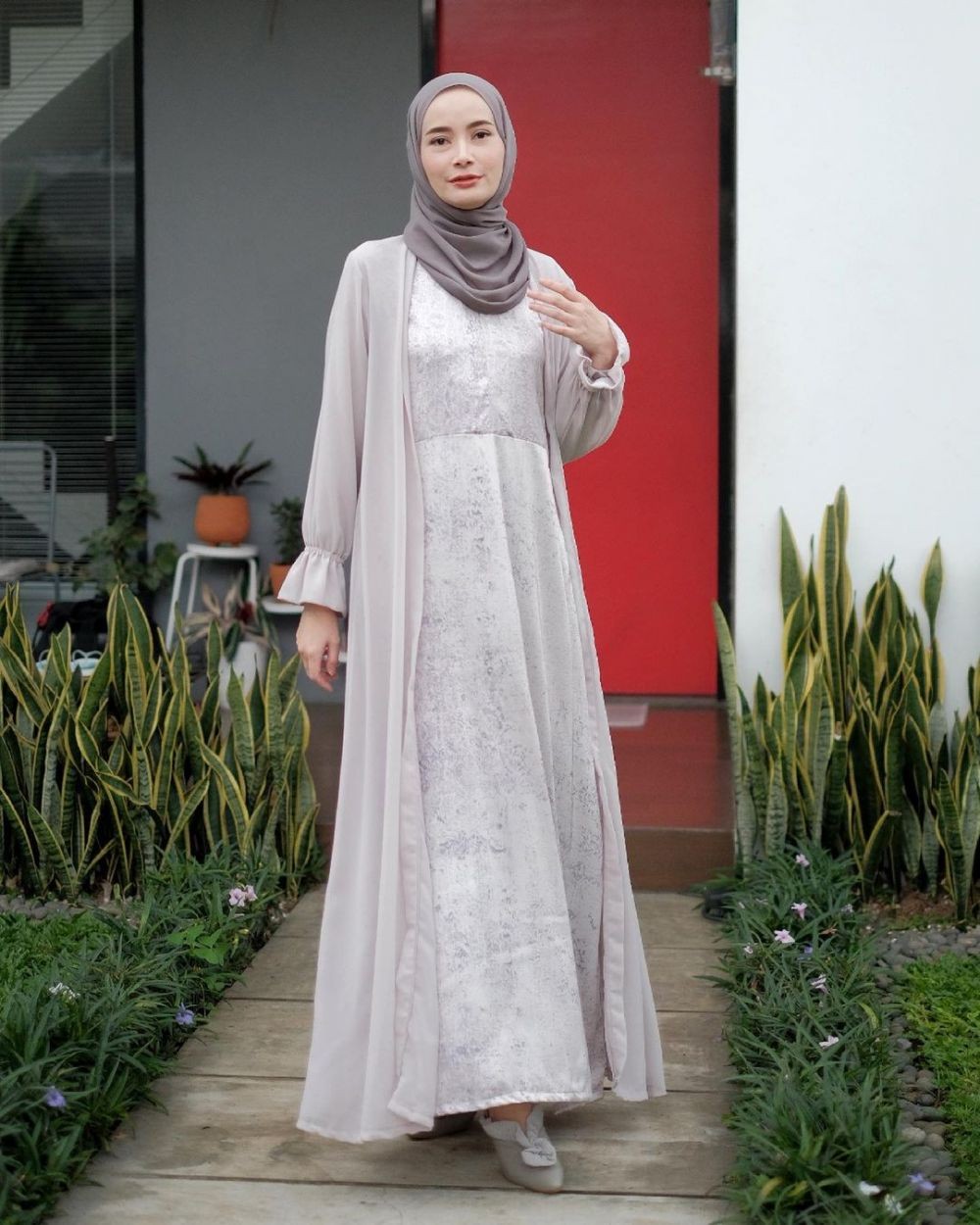 Jadi Perhatian Tamu, 9 Style Kondangan Istri Anak Band Populer
