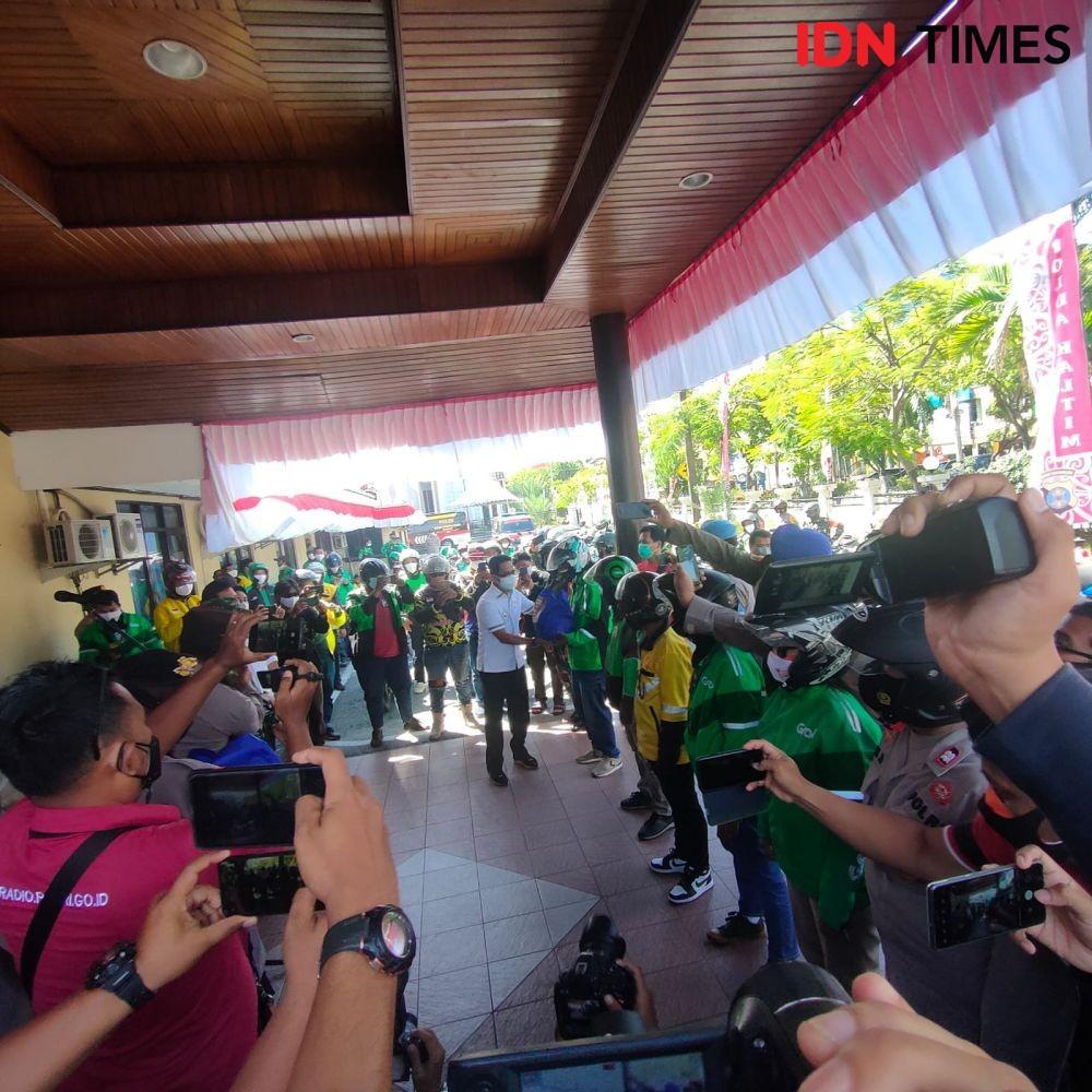 Gandeng Ojol, Polresta Balikpapan Bagi 100 Paket Sembako untuk Isoman