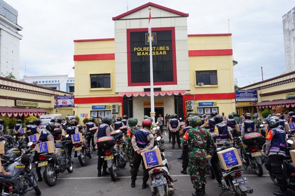 PPKM, TNI-Polri Bagikan Bagi-bagi Sembako untuk Warga Makassar