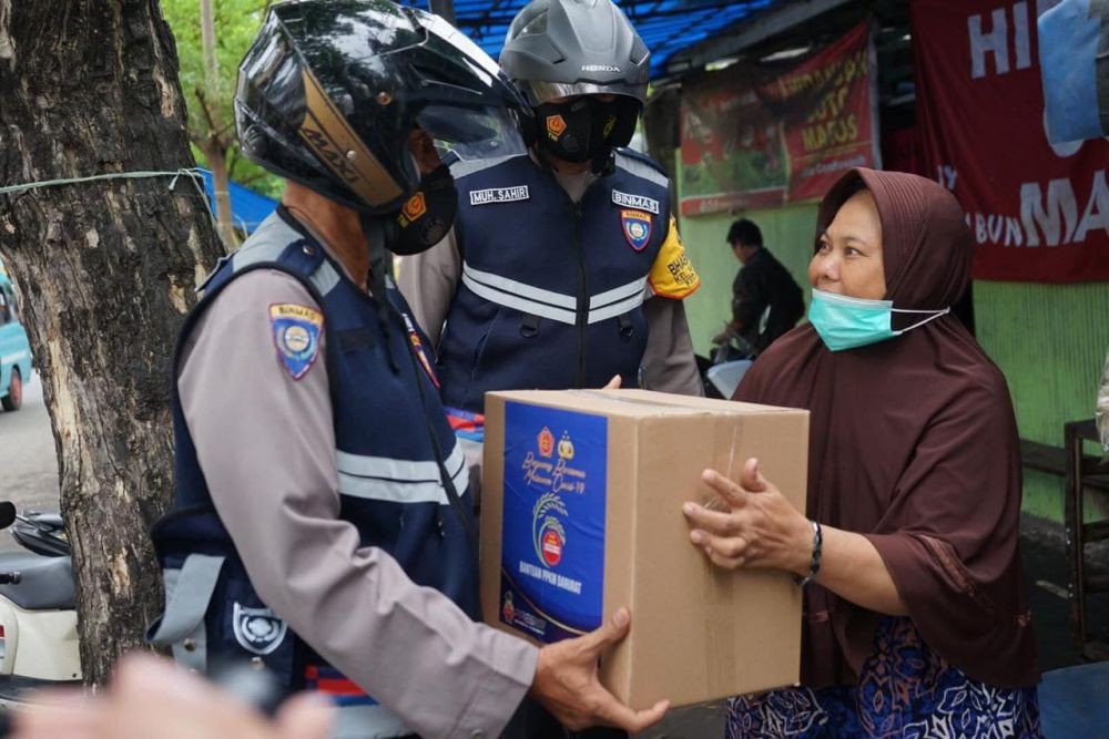 PPKM, TNI-Polri Bagikan Bagi-bagi Sembako untuk Warga Makassar