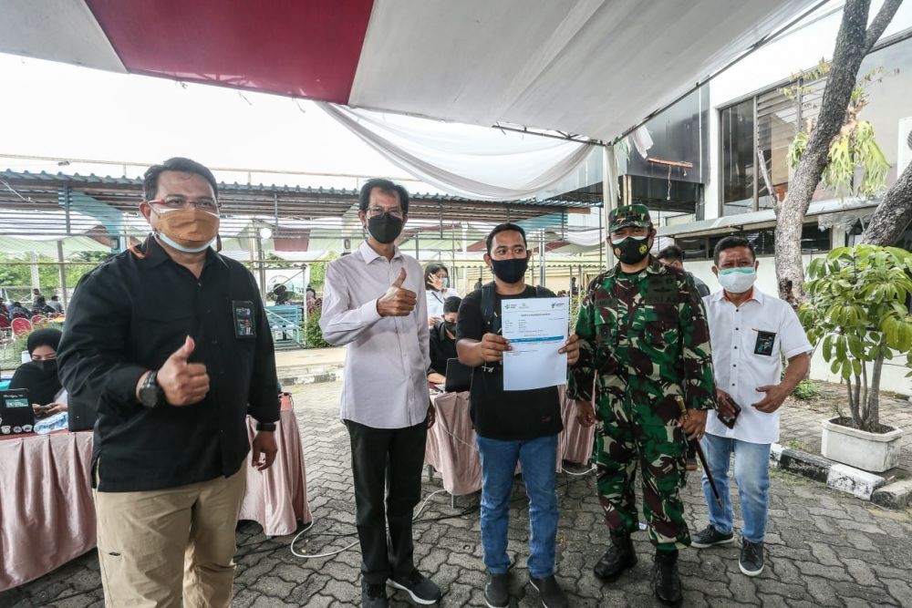 Vaksinasi COVID-19 di Surabaya Berhadiah Es Krim 