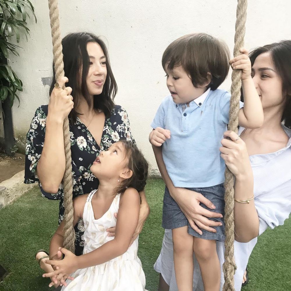 Duet Hot Mom, 10 Potret Jessica Iskandar dan Jennifer Bachdim