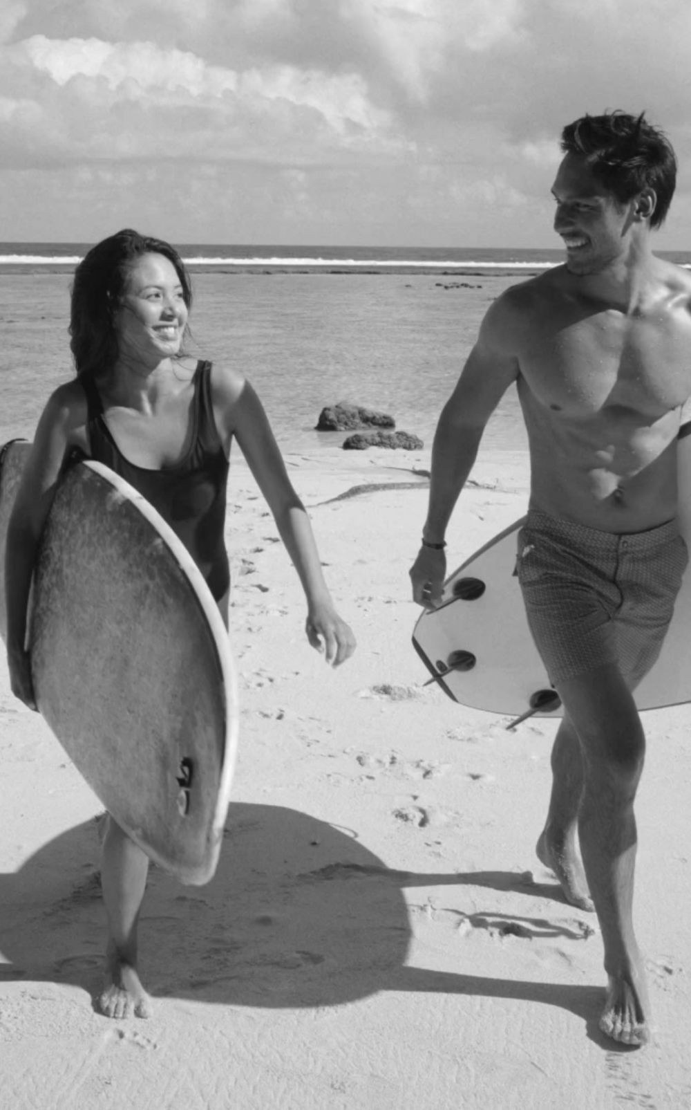 Aurelie dan Richard Kyle Berpose Mesra Pantai, Lagi Pacaran Nih ?