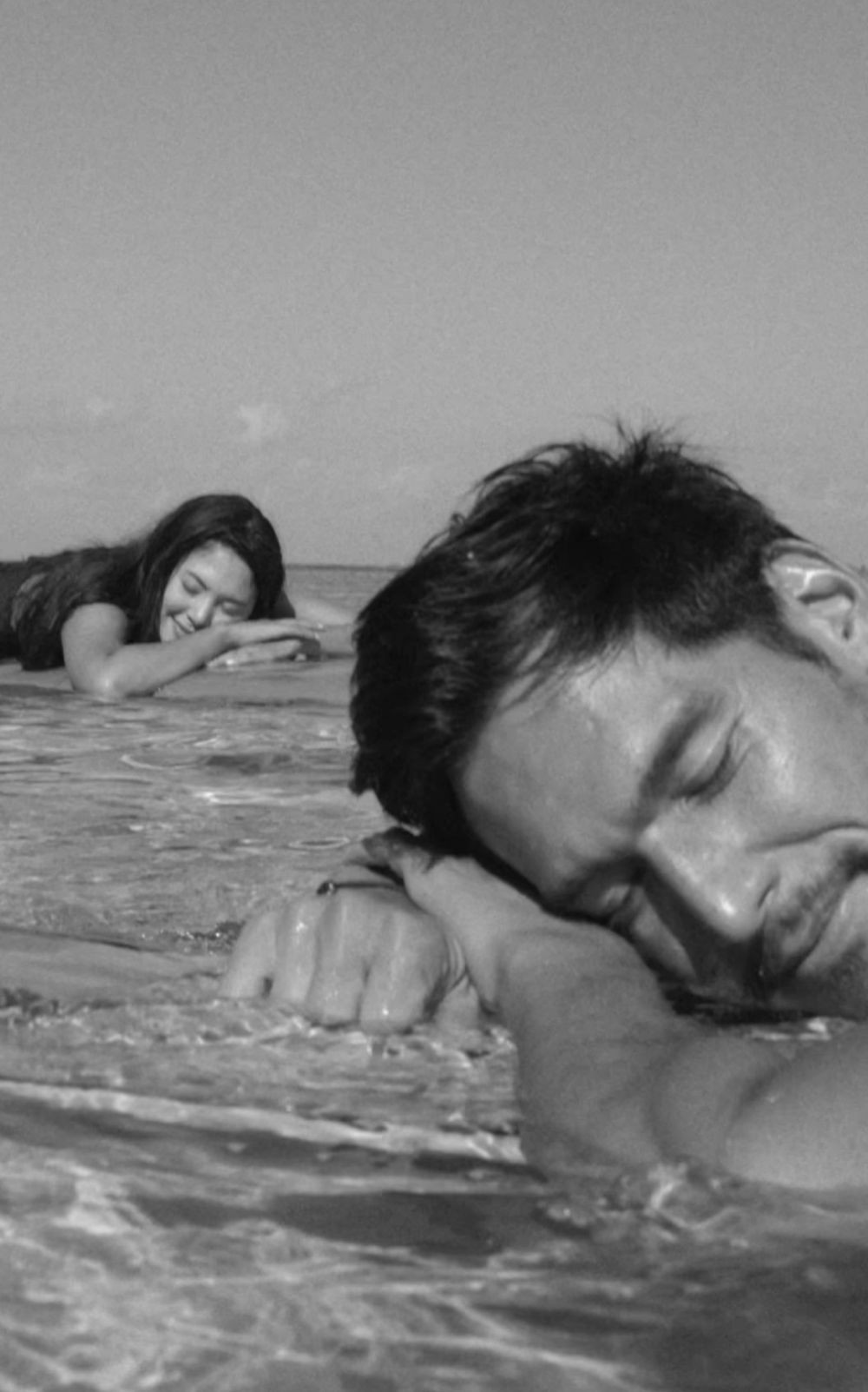 Aurelie dan Richard Kyle Berpose Mesra Pantai, Lagi Pacaran Nih ?