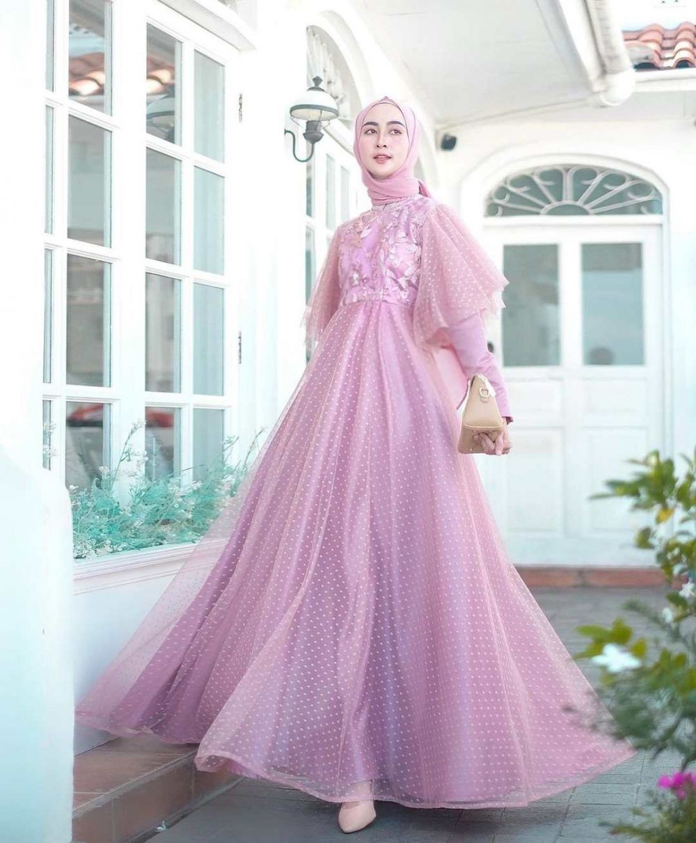 Anggunnya Mantul! 10 Referensi Gaya Kondangan dengan Gaun Tulle Tutul