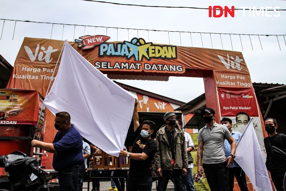 Imbas PPKM, Pedagang Kuliner Malam Pasang Bendera Putih: Kami Nyerah!