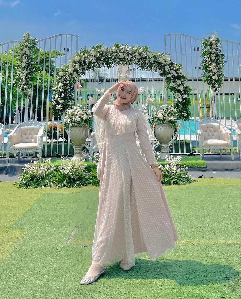 Anggunnya Mantul! 10 Referensi Gaya Kondangan dengan Gaun Tulle Tutul