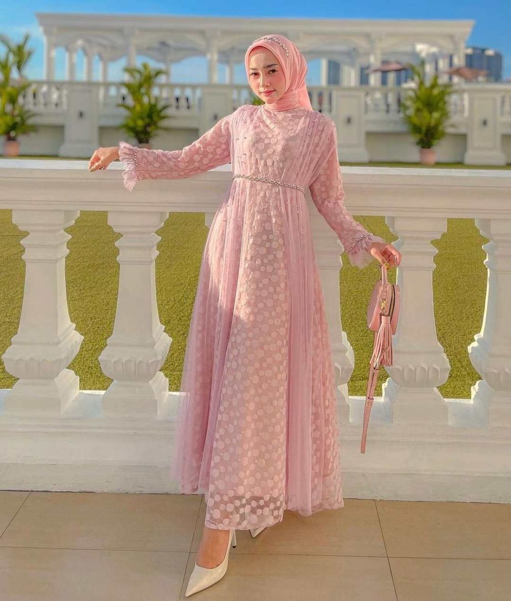 Anggunnya Mantul! 10 Referensi Gaya Kondangan dengan Gaun Tulle Tutul