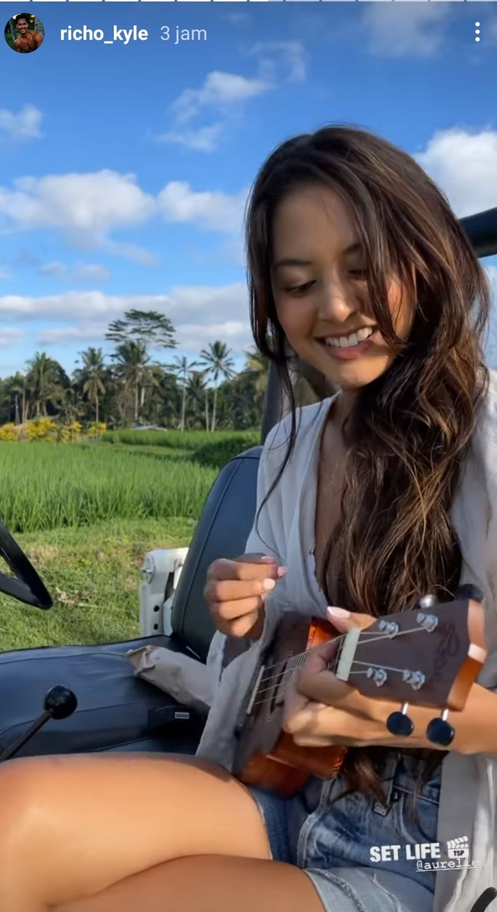 Aurelie dan Richard Kyle Berpose Mesra Pantai, Lagi Pacaran Nih ?