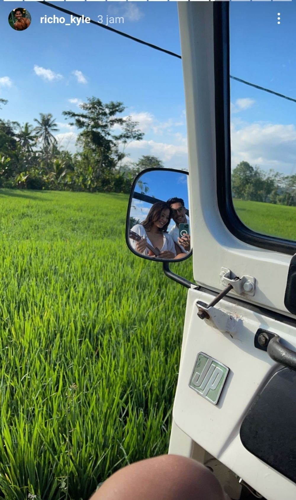Aurelie dan Richard Kyle Berpose Mesra Pantai, Lagi Pacaran Nih ?
