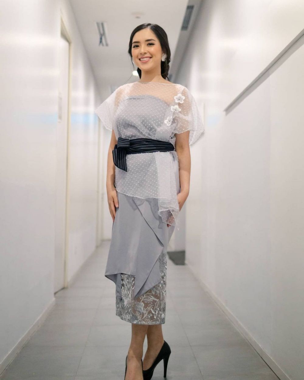 Tiap Pasang Mata Tersihir! 9 Ide Dress Kondangan ala Michelle Wanda